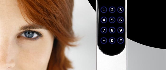 Yale Doorman kvinde og tastatur