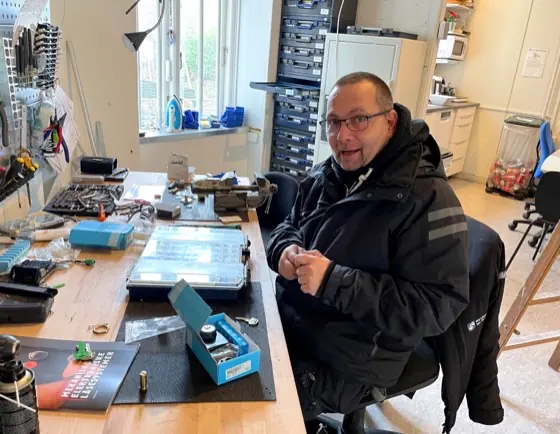 Låsesmed i værksted med låse og nøgler