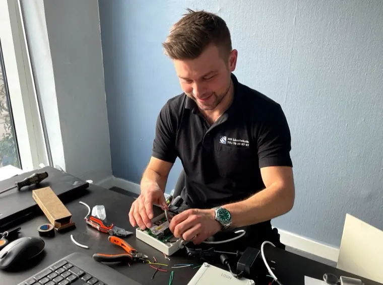 Tekniker installerer adgangskontrol og elektronik
